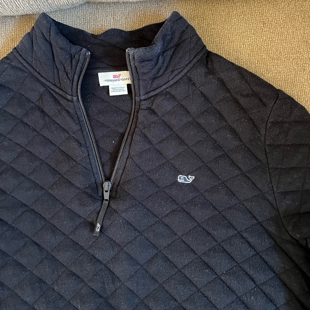 Vineyard vines pullover in black